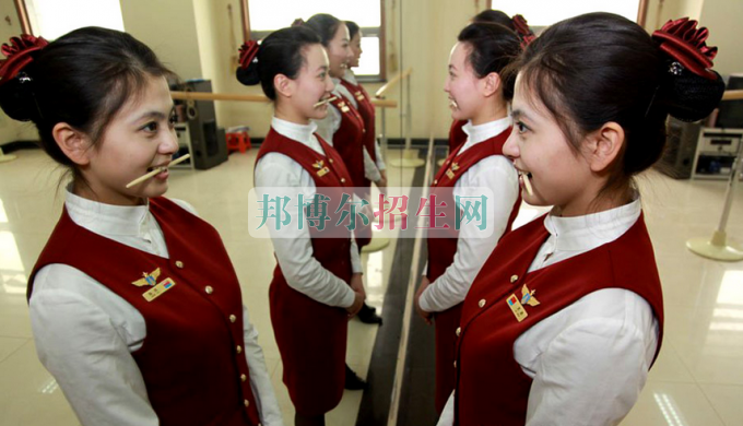 成都內(nèi)理科一專(zhuān)空中乘務(wù)大專(zhuān)學(xué)校