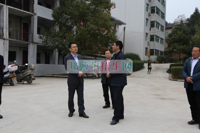 縣教科體局黨委書記、局長馮遼平深入平昌縣西興職業(yè)中學(xué)調(diào)研