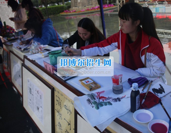南充師范學(xué)?；ㄩ_滿堂盛世春——南充師范歡慶“三八”節(jié)