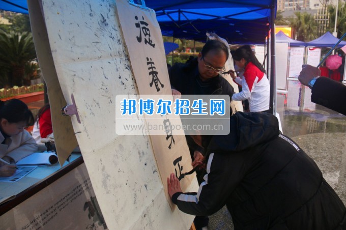 南充師范學(xué)?；ㄩ_滿堂盛世春——南充師范歡慶“三八”節(jié)