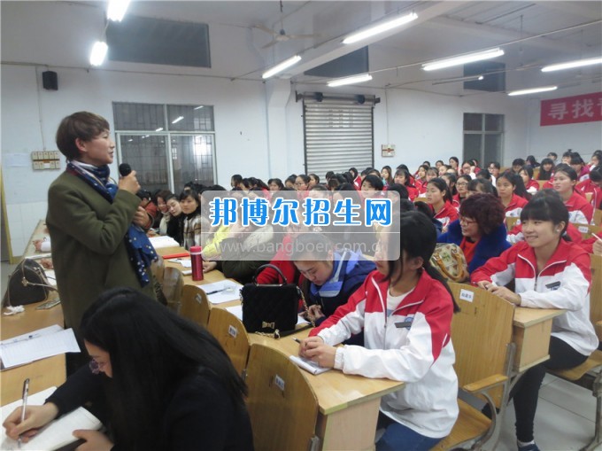南充師范學(xué)?；ㄩ_滿堂盛世春——南充師范歡慶“三八”節(jié)