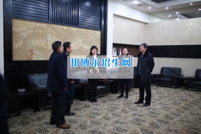 重慶公共運(yùn)輸職業(yè)學(xué)院領(lǐng)導(dǎo)親切慰問(wèn)2014級(jí)車間實(shí)習(xí)志愿者