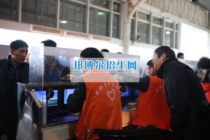 重慶公共運(yùn)輸職業(yè)學(xué)院領(lǐng)導(dǎo)親切慰問(wèn)2014級(jí)車間實(shí)習(xí)志愿者
