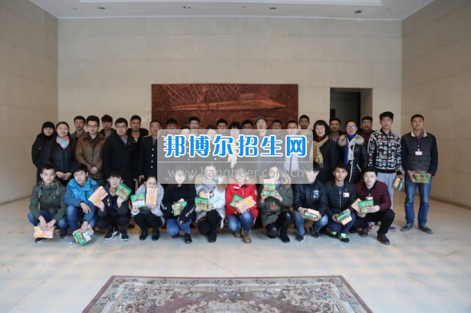 重慶公共運(yùn)輸職業(yè)學(xué)院領(lǐng)導(dǎo)親切慰問(wèn)2014級(jí)車間實(shí)習(xí)志愿者