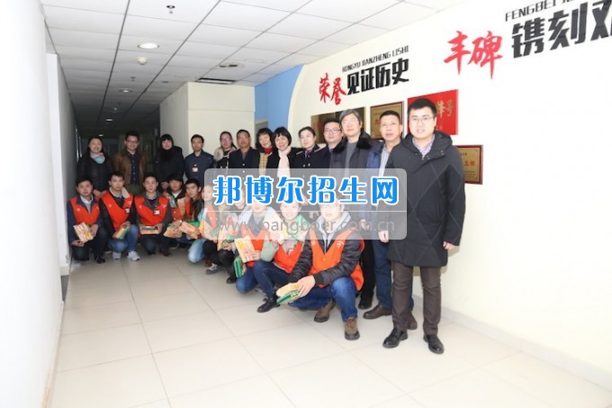重慶公共運(yùn)輸職業(yè)學(xué)院領(lǐng)導(dǎo)親切慰問(wèn)2014級(jí)車間實(shí)習(xí)志愿者