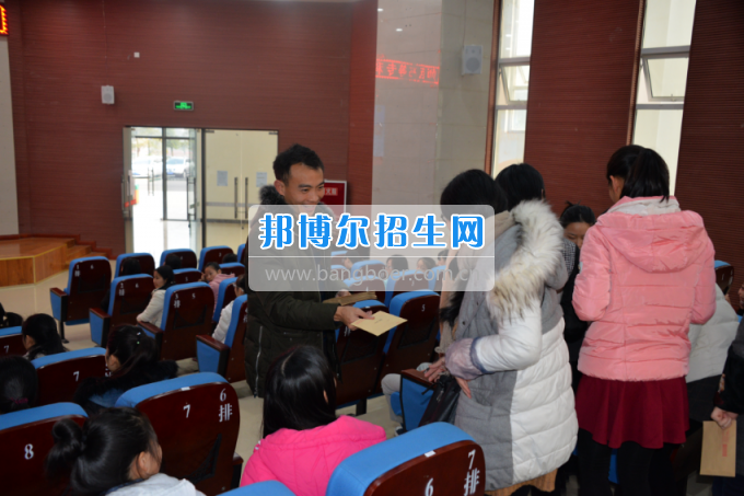 川南幼兒師范高等?？茖W(xué)校開展為困難學(xué)生送溫暖活動(dòng)