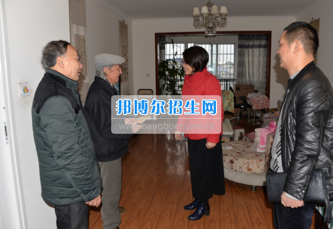 川南幼兒師范高等?？茖W(xué)校領(lǐng)導(dǎo)帶隊慰問生活困難教職工、老黨員和老干部