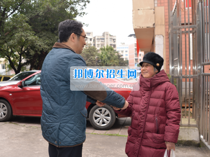 川南幼兒師范高等?？茖W(xué)校領(lǐng)導(dǎo)帶隊慰問生活困難教職工、老黨員和老干部