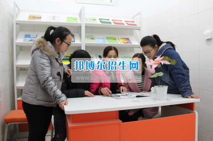 川南幼兒師范高等?？茖W校黨團工作站、圖書漂流站在學生公寓正式運行