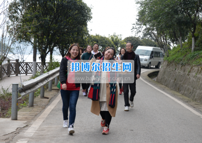 川南幼兒師范高等?？茖W(xué)校舉行慶祝國際勞動(dòng)?jì)D女節(jié)活動(dòng)