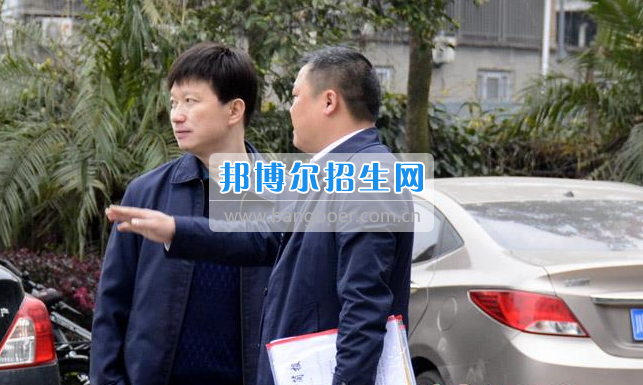 區(qū)委常委、宣傳部長(zhǎng)邱躍峰一行視察南充市建華職業(yè)中學(xué)