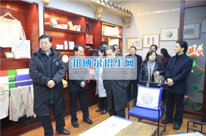 四川音樂(lè)學(xué)院黨委書(shū)記、院長(zhǎng)林戈?duì)柦淌谝恍械酱ū庇變簬煼陡叩葘？茖W(xué)校考察