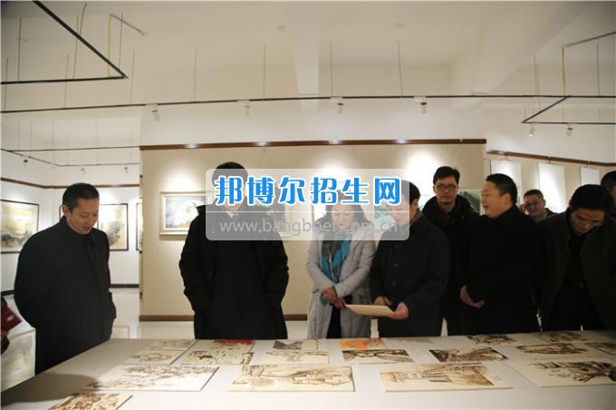 四川音樂(lè)學(xué)院黨委書(shū)記、院長(zhǎng)林戈?duì)柦淌谝恍械酱ū庇變簬煼陡叩葘？茖W(xué)?？疾? width=