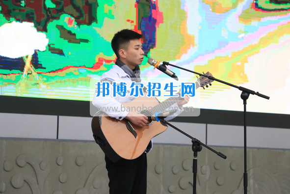 成都市洞子口職業(yè)高級中學(xué)舉行“成都，因我更美麗”主題開學(xué)典禮