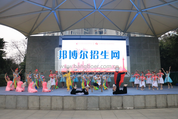 成都市洞子口職業(yè)高級中學(xué)舉行“成都，因我更美麗”主題開學(xué)典禮