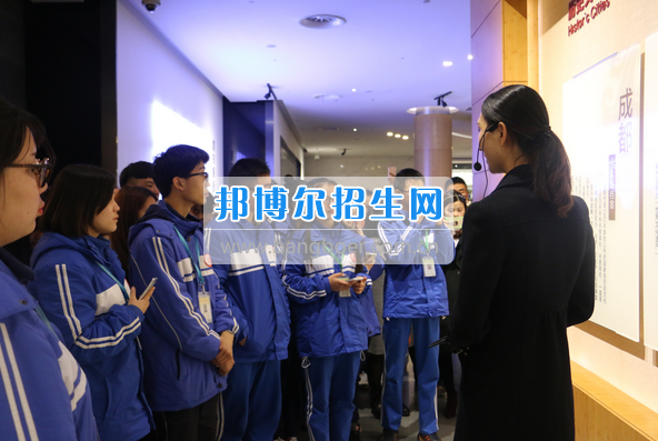 成都市洞子口職業(yè)高級中學(xué)舉行“成都，因我更美麗”主題開學(xué)典禮