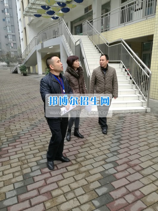 區(qū)教育局安全辦領導到成都市青蘇職業(yè)中專學校檢查安全工作