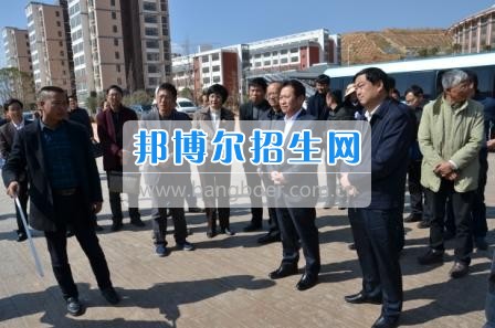 州委、州政府主要領(lǐng)導(dǎo)調(diào)研大理衛(wèi)校整體搬遷建設(shè)工作  2月10日下午，州委書記陳堅(jiān)和州委副書記、州長(zhǎng)楊健等領(lǐng)導(dǎo)蒞臨大理衛(wèi)校(大理護(hù)理職業(yè)學(xué)院)海東新校區(qū)，對(duì)學(xué)校整體搬遷項(xiàng)目建設(shè)情況進(jìn)行實(shí)地調(diào)研，并在龍山國(guó)際會(huì)議中心主持召開(kāi)推進(jìn)大理衛(wèi)校(大理護(hù)理職業(yè)學(xué)院)整體搬遷建設(shè)專題會(huì)議。楊泓濤校長(zhǎng)代表學(xué)校匯報(bào)了學(xué)校的工作情況，海開(kāi)委、州衛(wèi)計(jì)委、州教育局、州財(cái)政局、州發(fā)改委、州委編辦、州人社局、州審計(jì)局等部門領(lǐng)導(dǎo)對(duì)大理衛(wèi)校(大理護(hù)理職業(yè)學(xué)院)整體搬遷建設(shè)情況進(jìn)行了匯報(bào)說(shuō)明。   會(huì)上,陳堅(jiān)書記強(qiáng)調(diào),各主管部門要站在促進(jìn)全州教育、衛(wèi)生事業(yè)發(fā)展的高度，加強(qiáng)協(xié)調(diào)聯(lián)動(dòng),幫助解決大理衛(wèi)校整體搬遷工作推進(jìn)上的瓶頸問(wèn)題,以高標(biāo)準(zhǔn)、嚴(yán)要求組織驗(yàn)收和掃尾工作，保證施工安全、建筑安全及搬遷后的校園安全。楊健州長(zhǎng)重申了實(shí)現(xiàn)整體搬遷的意義，并要求學(xué)校要在升格組建大理護(hù)理職業(yè)學(xué)院的同時(shí)，保留大理衛(wèi)校的牌子和教學(xué)優(yōu)勢(shì)，不斷提高辦學(xué)質(zhì)量，擴(kuò)大辦學(xué)規(guī)模，為全州衛(wèi)生事業(yè)發(fā)展輸送更多優(yōu)質(zhì)人才。   此次調(diào)研和座談會(huì)充分體現(xiàn)了州委、州政府對(duì)于學(xué)校整體搬遷建設(shè)的高度重視，也為學(xué)校發(fā)展指明了方向。學(xué)校領(lǐng)導(dǎo)對(duì)州委、州政府長(zhǎng)期以來(lái)對(duì)學(xué)校的關(guān)心和支持致以衷心的感謝，并表示將按照會(huì)議的相關(guān)要求，抓實(shí)各項(xiàng)搬遷準(zhǔn)備工作，確保按時(shí)完成搬遷辦學(xué)。多措并舉做好資金籌措和師資隊(duì)伍建設(shè)，齊心協(xié)力將大理衛(wèi)校(大理護(hù)理職業(yè)學(xué)院)打造成為一所具有特色的一流高等護(hù)理職業(yè)院校。