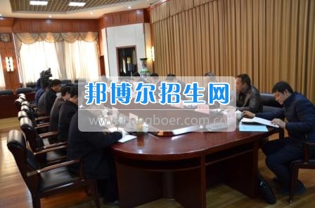 州委、州政府主要領(lǐng)導(dǎo)調(diào)研大理衛(wèi)校整體搬遷建設(shè)工作  2月10日下午，州委書記陳堅(jiān)和州委副書記、州長(zhǎng)楊健等領(lǐng)導(dǎo)蒞臨大理衛(wèi)校(大理護(hù)理職業(yè)學(xué)院)海東新校區(qū)，對(duì)學(xué)校整體搬遷項(xiàng)目建設(shè)情況進(jìn)行實(shí)地調(diào)研，并在龍山國(guó)際會(huì)議中心主持召開(kāi)推進(jìn)大理衛(wèi)校(大理護(hù)理職業(yè)學(xué)院)整體搬遷建設(shè)專題會(huì)議。楊泓濤校長(zhǎng)代表學(xué)校匯報(bào)了學(xué)校的工作情況，海開(kāi)委、州衛(wèi)計(jì)委、州教育局、州財(cái)政局、州發(fā)改委、州委編辦、州人社局、州審計(jì)局等部門領(lǐng)導(dǎo)對(duì)大理衛(wèi)校(大理護(hù)理職業(yè)學(xué)院)整體搬遷建設(shè)情況進(jìn)行了匯報(bào)說(shuō)明。   會(huì)上,陳堅(jiān)書記強(qiáng)調(diào),各主管部門要站在促進(jìn)全州教育、衛(wèi)生事業(yè)發(fā)展的高度，加強(qiáng)協(xié)調(diào)聯(lián)動(dòng),幫助解決大理衛(wèi)校整體搬遷工作推進(jìn)上的瓶頸問(wèn)題,以高標(biāo)準(zhǔn)、嚴(yán)要求組織驗(yàn)收和掃尾工作，保證施工安全、建筑安全及搬遷后的校園安全。楊健州長(zhǎng)重申了實(shí)現(xiàn)整體搬遷的意義，并要求學(xué)校要在升格組建大理護(hù)理職業(yè)學(xué)院的同時(shí)，保留大理衛(wèi)校的牌子和教學(xué)優(yōu)勢(shì)，不斷提高辦學(xué)質(zhì)量，擴(kuò)大辦學(xué)規(guī)模，為全州衛(wèi)生事業(yè)發(fā)展輸送更多優(yōu)質(zhì)人才。   此次調(diào)研和座談會(huì)充分體現(xiàn)了州委、州政府對(duì)于學(xué)校整體搬遷建設(shè)的高度重視，也為學(xué)校發(fā)展指明了方向。學(xué)校領(lǐng)導(dǎo)對(duì)州委、州政府長(zhǎng)期以來(lái)對(duì)學(xué)校的關(guān)心和支持致以衷心的感謝，并表示將按照會(huì)議的相關(guān)要求，抓實(shí)各項(xiàng)搬遷準(zhǔn)備工作，確保按時(shí)完成搬遷辦學(xué)。多措并舉做好資金籌措和師資隊(duì)伍建設(shè)，齊心協(xié)力將大理衛(wèi)校(大理護(hù)理職業(yè)學(xué)院)打造成為一所具有特色的一流高等護(hù)理職業(yè)院校。