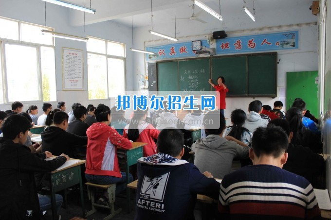 南充市教科所到南部縣職業(yè)技術學校調(diào)研義務教育教學情況