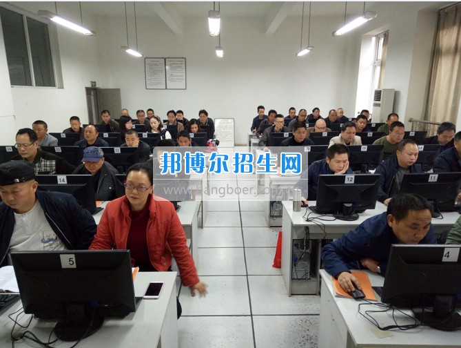 內(nèi)江市鐵路機(jī)械學(xué)校首期“特種設(shè)備、特種作業(yè)人員安全技術(shù)培訓(xùn)班”順利結(jié)業(yè)