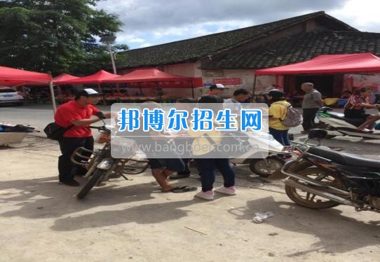 貴州大學(xué)科技學(xué)院暑期社會(huì)實(shí)踐服務(wù)團(tuán)好花紅分隊(duì)深入九門(mén)村、金田村、好花紅村開(kāi)展禁毒防艾宣傳