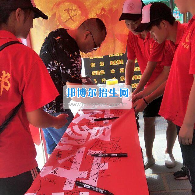 貴州大學(xué)科技學(xué)院暑期社會(huì)實(shí)踐服務(wù)團(tuán)好花紅分隊(duì)深入九門(mén)村、金田村、好花紅村開(kāi)展禁毒防艾宣傳