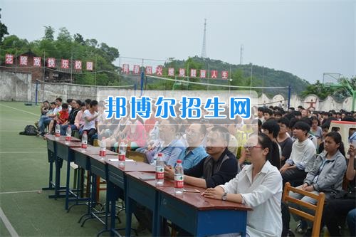 　　我校隆重舉行2017年預(yù)備班學(xué)生“各展所長(zhǎng)，揚(yáng)帆起航”文藝匯演  　　為了豐富同學(xué)們的課余生活，提高同學(xué)們的文藝素養(yǎng)，增強(qiáng)班級(jí)間的凝聚力和親和力。6月2日晚，我校在球類運(yùn)動(dòng)場(chǎng)舉辦了預(yù)備班“各展所長(zhǎng)，揚(yáng)帆起航”學(xué)生文藝匯演，全體預(yù)備班學(xué)生和職高部學(xué)生共800多名以及20多名教職工觀看了演出。  　　此次文藝匯演的節(jié)目?jī)?nèi)容形式多樣、內(nèi)容豐富，激情的開(kāi)場(chǎng)舞——《GOODBOY》中拉開(kāi)了帷幕，伴隨著一陣陣掌聲，歌舞、小品、朗誦、相聲等精心準(zhǔn)備的22個(gè)精彩的節(jié)目為觀眾呈現(xiàn)了一道豐富的視聽(tīng)盛宴，最后全體師生齊唱的《難忘今宵》把本場(chǎng)文藝匯演推向了高潮，掌聲和歡呼聲此起彼伏，臺(tái)上臺(tái)下成了一片激情四溢的海洋，本場(chǎng)文藝匯演畫(huà)上了圓滿的句號(hào)。  　　此次文藝匯演演出的成功舉辦，充分彰顯了我校預(yù)備班學(xué)生的個(gè)性，讓預(yù)備班學(xué)生充分感受到育才職高的魅力。