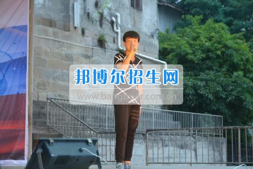 　　我校隆重舉行2017年預(yù)備班學(xué)生“各展所長(zhǎng)，揚(yáng)帆起航”文藝匯演  　　為了豐富同學(xué)們的課余生活，提高同學(xué)們的文藝素養(yǎng)，增強(qiáng)班級(jí)間的凝聚力和親和力。6月2日晚，我校在球類運(yùn)動(dòng)場(chǎng)舉辦了預(yù)備班“各展所長(zhǎng)，揚(yáng)帆起航”學(xué)生文藝匯演，全體預(yù)備班學(xué)生和職高部學(xué)生共800多名以及20多名教職工觀看了演出。  　　此次文藝匯演的節(jié)目?jī)?nèi)容形式多樣、內(nèi)容豐富，激情的開(kāi)場(chǎng)舞——《GOODBOY》中拉開(kāi)了帷幕，伴隨著一陣陣掌聲，歌舞、小品、朗誦、相聲等精心準(zhǔn)備的22個(gè)精彩的節(jié)目為觀眾呈現(xiàn)了一道豐富的視聽(tīng)盛宴，最后全體師生齊唱的《難忘今宵》把本場(chǎng)文藝匯演推向了高潮，掌聲和歡呼聲此起彼伏，臺(tái)上臺(tái)下成了一片激情四溢的海洋，本場(chǎng)文藝匯演畫(huà)上了圓滿的句號(hào)。  　　此次文藝匯演演出的成功舉辦，充分彰顯了我校預(yù)備班學(xué)生的個(gè)性，讓預(yù)備班學(xué)生充分感受到育才職高的魅力。