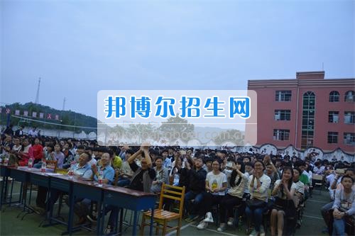 　　我校隆重舉行2017年預(yù)備班學(xué)生“各展所長(zhǎng)，揚(yáng)帆起航”文藝匯演  　　為了豐富同學(xué)們的課余生活，提高同學(xué)們的文藝素養(yǎng)，增強(qiáng)班級(jí)間的凝聚力和親和力。6月2日晚，我校在球類運(yùn)動(dòng)場(chǎng)舉辦了預(yù)備班“各展所長(zhǎng)，揚(yáng)帆起航”學(xué)生文藝匯演，全體預(yù)備班學(xué)生和職高部學(xué)生共800多名以及20多名教職工觀看了演出。  　　此次文藝匯演的節(jié)目?jī)?nèi)容形式多樣、內(nèi)容豐富，激情的開(kāi)場(chǎng)舞——《GOODBOY》中拉開(kāi)了帷幕，伴隨著一陣陣掌聲，歌舞、小品、朗誦、相聲等精心準(zhǔn)備的22個(gè)精彩的節(jié)目為觀眾呈現(xiàn)了一道豐富的視聽(tīng)盛宴，最后全體師生齊唱的《難忘今宵》把本場(chǎng)文藝匯演推向了高潮，掌聲和歡呼聲此起彼伏，臺(tái)上臺(tái)下成了一片激情四溢的海洋，本場(chǎng)文藝匯演畫(huà)上了圓滿的句號(hào)。  　　此次文藝匯演演出的成功舉辦，充分彰顯了我校預(yù)備班學(xué)生的個(gè)性，讓預(yù)備班學(xué)生充分感受到育才職高的魅力。