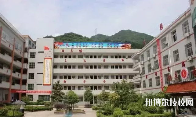鎮(zhèn)巴縣職業(yè)教育中心2020年報名條件、招生要求、招生對象 