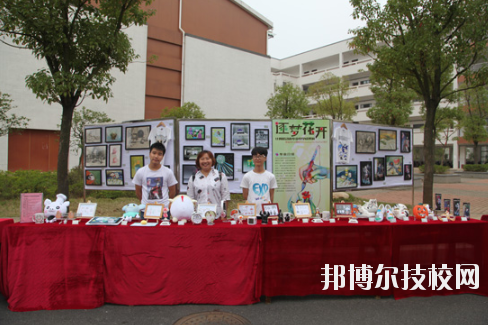 學(xué)校的選擇與報考是雙向的，不光學(xué)生會選擇一所優(yōu)秀的學(xué)校報考，學(xué)校也會選擇優(yōu)質(zhì)的學(xué)生進行錄取，讓自己的辦學(xué)更上一層樓。因此在報考前，同學(xué)們很有必要去了解一下學(xué)校的招生要求以及報名條件。下面就和小編一起來看看井岡山應(yīng)用科技學(xué)校的招生要求吧。  井岡山應(yīng)用科技學(xué)校招生對象：應(yīng)屆初中畢業(yè)生。  井岡山應(yīng)用科技學(xué)校 1.中考準(zhǔn)考證:  2.戶口本前頁及學(xué)生個人戶口頁復(fù)印件:  3.初中畢業(yè)證復(fù)印件:  4.其它享受國家資助的證件。低保、殘疾等證件:  井岡山應(yīng)用科技學(xué)校簡介 江西省井岡山應(yīng)用科技學(xué)校前身為江西省吉安農(nóng)業(yè)學(xué)校，創(chuàng)辦于1951年10月，是一所全日制普通中等專業(yè)學(xué)校，隸屬于吉安市農(nóng)業(yè)局。2004年4月經(jīng)江西省人民政府批準(zhǔn)，更名為江西省井岡山應(yīng)用科技學(xué)校，2009年12月經(jīng)市教育局批準(zhǔn)，增掛吉安農(nóng)業(yè)學(xué)校校牌，實行兩塊牌子一套班子。學(xué)校位于吉安市旅游風(fēng)景區(qū)----青原山，校園占地面積180畝，建筑面積7萬余平方米，環(huán)境優(yōu)美，是一所花園式學(xué)校?，F(xiàn)有教職工245人，其中專兼職教師236人，現(xiàn)有在校學(xué)生4078人。  小編總結(jié) 不知道小伙伴們滿足以上要求了嗎?對于想要報考井岡山應(yīng)用科技學(xué)校的同學(xué)來說，滿足招生要求只是報考的第一步哦!要確定自己會不會被錄取，就還需要對學(xué)校的錄取分?jǐn)?shù)線做好了解，歡迎大家前往邦博爾技校網(wǎng)進行分?jǐn)?shù)線的咨詢。