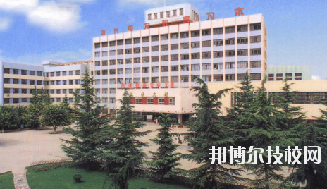 知道一所學(xué)校的名字，但是最基本的學(xué)校簡介是必須了解的，選學(xué)校不能初心，畢竟是關(guān)系到自己的將來。以下是小編整理的蘭州電力學(xué)校介紹。  蘭州電力學(xué)校層次：中專  蘭州電力學(xué)校性質(zhì)：公辦  蘭州電力學(xué)校地址：蘭州市安寧區(qū)萬新北路  蘭州電力學(xué)校介紹 蘭州電力學(xué)校坐落于蘭州安寧區(qū)，環(huán)境優(yōu)美，教學(xué)設(shè)施齊全。蘭州電力學(xué)校、甘肅電業(yè)職工中等專業(yè)學(xué)校、甘肅電力繼續(xù)教育中心三塊牌子，一套機(jī)構(gòu)，分署辦公，甘肅電力黨校掛靠在學(xué)校。  十幾年來，蘭州電力學(xué)校先后招收國家任務(wù)生、社會(huì)委培生、市場調(diào)節(jié)生等類學(xué)生，為社會(huì)和系統(tǒng)培養(yǎng)畢業(yè)生3104名，為甘肅電力系統(tǒng)和農(nóng)電系統(tǒng)培訓(xùn)學(xué)員近16000人。 經(jīng)過十幾年、尤其是90年代中后期的迅速發(fā)展，學(xué)校已經(jīng)成為甘肅省中專學(xué)校的佼佼者，建有一座中型實(shí)習(xí)工廠，有計(jì)算機(jī)多媒體教室、電子閱覽室等18個(gè)實(shí)驗(yàn)室和校園計(jì)算機(jī)網(wǎng)絡(luò)。學(xué)校曾經(jīng)和現(xiàn)設(shè)置的專業(yè)有發(fā)電廠及電力系統(tǒng)、電廠熱能動(dòng)力設(shè)備、電廠化學(xué)、建筑工程估價(jià)、用電管理、計(jì)算機(jī)應(yīng)用、財(cái)務(wù)會(huì)計(jì)、城鎮(zhèn)供用電、農(nóng)村供用電、制冷與空調(diào)安裝、電力營銷、電氣技術(shù)、電子電器、輸配電線路施工檢修與運(yùn)行、水利水電工程技術(shù)、文化藝術(shù)等近二十個(gè)專業(yè)。學(xué)制有大中專二年半、在職中專三年、普通中專四年和