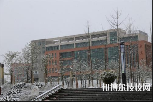 重慶榮昌職業(yè)教育中心2020年報名條件、招生要求、招生對象