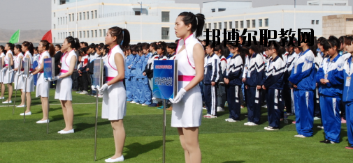 升學(xué)都是選拔性的考試，所以對(duì)同學(xué)們都有分?jǐn)?shù)要求是很正常的，而初中升學(xué)又分為高中和普通中職學(xué)校，而這兩個(gè)之間的錄取都是不一樣的，在分?jǐn)?shù)上面的要求區(qū)別比較大，那么，白銀工業(yè)學(xué)校招生錄取分?jǐn)?shù)線是多少呢?接下來就為同學(xué)們整理一下。  白銀工業(yè)學(xué)校錄取分?jǐn)?shù)線 白銀市普高錄取分?jǐn)?shù)線：460分  白銀工業(yè)學(xué)校拓展閱讀 學(xué)校擁有一支學(xué)歷層次高、專業(yè)水平強(qiáng)、敬業(yè)愛崗、專兼結(jié)合、充滿活力的高素質(zhì)教師隊(duì)伍，學(xué)?，F(xiàn)有專兼結(jié)合的教師近200人。其中，研究生學(xué)歷11人，本科學(xué)歷89人，學(xué)歷合格率達(dá)92%以上;有高級(jí)職稱25人，中級(jí)職稱76人;基礎(chǔ)課教師48人，專業(yè)課教師67人，實(shí)習(xí)指導(dǎo)教師33人，雙師型教師占16人。教師的學(xué)歷、職稱結(jié)構(gòu)合理，完全能滿足學(xué)校的教學(xué)、實(shí)習(xí)實(shí)訓(xùn)需要。  學(xué)校擁有十一個(gè)專業(yè)實(shí)訓(xùn)室。即電子電工實(shí)訓(xùn)室、建筑材料實(shí)訓(xùn)室、機(jī)電一體化實(shí)訓(xùn)室、電焊實(shí)訓(xùn)室、電器維修實(shí)訓(xùn)室、電鋼琴實(shí)驗(yàn)實(shí)訓(xùn)室、金工實(shí)訓(xùn)室、模具數(shù)控實(shí)訓(xùn)室、CID制圖室、中高級(jí)電工考核室、銑工實(shí)訓(xùn)室。擁有四大實(shí)驗(yàn)室，即化工實(shí)驗(yàn)室、物理實(shí)驗(yàn)室、財(cái)會(huì)模擬實(shí)驗(yàn)室、語音實(shí)驗(yàn)室。擁有六個(gè)微機(jī)室，多媒體教室、電教室等現(xiàn)代化教學(xué)設(shè)施。并建成校園網(wǎng)及遠(yuǎn)程教育網(wǎng)。學(xué)校將于5月份開工興建的實(shí)訓(xùn)樓建成后，將進(jìn)一步改善實(shí)訓(xùn)條件。學(xué)校分南北兩個(gè)校區(qū)，占地面積500余畝，校舍建筑面積66000平方米。  上文，就是小編為同學(xué)們整理的關(guān)于白銀工業(yè)學(xué)校所在地的普高錄取分?jǐn)?shù)線，同學(xué)們可以通過這個(gè)分?jǐn)?shù)線來分析自己現(xiàn)在的一個(gè)成績(jī)，能夠上高中的話及盡量的上高中。