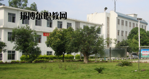 合山職業(yè)技術學校2020年報名條件、招生要求、招生對象