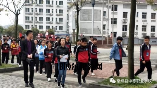現(xiàn)在的學校是很多的，不管是高中還是中職都是一樣的多，中職學校作為國家補貼的重點，大部分同學都是要報讀的了，那如何了解中職學校呢?那就是電話聯(lián)系比較快了。  息烽縣中等職業(yè)學校原名息烽縣長嶺崗高級農業(yè)中學，1984年4月創(chuàng)辦，幾經資源整合與遷校，現(xiàn)為一所全日制中等職業(yè)技術學校，學校主要承擔中等職業(yè)教育、電大學歷教育、教師培訓、農轉培等教育教學任務。  息烽縣職業(yè)技術學校2020年招生辦聯(lián)系電話 息烽縣職業(yè)技術學校招生辦電話：0851-87723110  息烽縣職業(yè)技術學校招生辦地址：息烽縣永靖鎮(zhèn)福利橋路22號  息烽縣職業(yè)技術學校拓展閱讀 現(xiàn)一期工程實際建設情況如下：教學樓2棟，建筑面積8820.4㎡，最大容量3140人;實訓樓3棟，建筑面積20678.3㎡;圖書辦公樓建筑面積12084.9㎡;學生宿舍2棟，建筑面積10761.8㎡，280間標準套間，最大容量2200人;400米塑膠形環(huán)跑道標準足球場一塊，19000㎡,塑膠籃球場2塊、排球場1塊,2760㎡;實木文化長廊與校園內泥清路面及綠化景觀設施已完工。目前新校區(qū)已完成投資1.8億元。二期工程1200座席會議中心(禮堂)正在啟動建設中，建設面積2800㎡，預計2017年3月投入使用。  依據(jù)國家及省市免學費及資助政策的支持，全校學生100%享受免學費，20%的學生經評比享受國家每年2000元的助學金資助;對于“建檔立卡”的農村貧困家庭的學生實施精準扶貧政策，每年享受扶貧專項助學金1000元及教科書、住宿費補助900元。解決了我校貧困家庭學生學習與生活上的困難。  通過融入“校企合作”的理念，促使我校與廈門天馬企業(yè)展開了合作。該企業(yè)通過開設“冠名班”的形式，對“三好學生”及貧困家庭學生分別設置每年專項獎勵500元與困難補助500元，鼓勵我校電子專業(yè)學生更加勤奮刻苦學習。  通過“引企入校”的合作辦學模式，以“工學結合”方式開展理實教學，讓汽修等專業(yè)學生在確實提升專業(yè)技能的同時獲取一定收入，享受企業(yè)的生活補助等。解決了一些貧困家庭學生學習與生活上的困難。  自己打電話咨詢吧，同學們，基本的信息情況老師都是會給你講解的，只是如果是需要面試才能報名的專業(yè)，同學們還是自己到學校咨詢會比較好一點的哦。