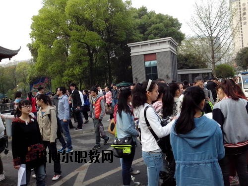 成都國(guó)演藝術(shù)學(xué)校2020年報(bào)名條件、招生要求、招生對(duì)象
