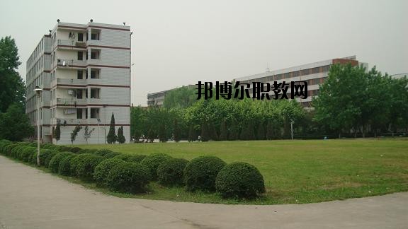 四川省工業(yè)貿(mào)易學(xué)校2020年報(bào)名條件、招生要求、招生對(duì)象