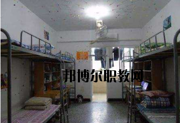 不同的同學(xué)對(duì)學(xué)校的宿舍期待是不一樣的。有的同學(xué)希望宿舍有空調(diào)，有的同學(xué)認(rèn)為這并不重要。有的同學(xué)希望寢室有書桌等供自己學(xué)習(xí)的條件，而有的同學(xué)則認(rèn)為寢室只是用來(lái)休息的。一千個(gè)人的眼中有一千個(gè)哈姆雷特，在對(duì)一件事情進(jìn)行考評(píng)的時(shí)候，同學(xué)們可以結(jié)合自己的實(shí)際需要來(lái)看，而非人云亦云。  定南中等專業(yè)學(xué)校宿舍條件 學(xué)校宿舍算是比較不錯(cuò)的了，生活設(shè)施齊全，可以滿足同學(xué)們的大部分需求，配有衛(wèi)生間、空調(diào)、熱水等設(shè)施，通風(fēng)、采光條件也較好。  定南中等專業(yè)學(xué)校辦學(xué)條件 定南中等專業(yè)學(xué)校地處贛粵門戶——定南，建辦于1958年，占地面積135畝，校舍建筑面積2.5萬(wàn)平方米，辦學(xué)規(guī)?？扇菁{近2000人使用。學(xué)校師資力量雄厚，擁有高級(jí)職稱以上教師若干人。  定南中等專業(yè)學(xué)校概況 定南中專是我縣唯一一所培養(yǎng)技能型人才的中等專業(yè)學(xué)校，現(xiàn)開(kāi)設(shè)了學(xué)前教育、電子技術(shù)應(yīng)用、模具制造技術(shù)、汽車運(yùn)用與維修、“三校生”高考、旅游服務(wù)與管理等六大特色專業(yè)。學(xué)校各專業(yè)設(shè)備先進(jìn)，現(xiàn)有現(xiàn)代化汽車二級(jí)維護(hù)、幼兒情境模擬、電子電拖、模具制造、程序控制等29間實(shí)訓(xùn)教室，擁有紙質(zhì)藏書近10萬(wàn)冊(cè)，電子藏書超過(guò)20萬(wàn)冊(cè)，所有教室裝備了錄播一體、信息化教學(xué)設(shè)備，實(shí)現(xiàn)了校園智慧化管理。  小編總結(jié) 看過(guò)學(xué)校的宿舍條件以后，不知道大家覺(jué)得定南中等專業(yè)學(xué)校的宿舍是否滿足了自己的預(yù)期呢?我們可以了解到，這所學(xué)校的宿舍算是比較不錯(cuò)的了，生活設(shè)施齊全，可以滿足同學(xué)們的大部分需求，配有衛(wèi)生間、空調(diào)、熱水等設(shè)施，通風(fēng)、采光條件也較好。