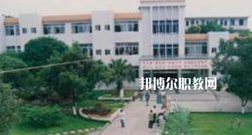 柳州市衛(wèi)生學校2020年報名條件、招生要求、招生對象 