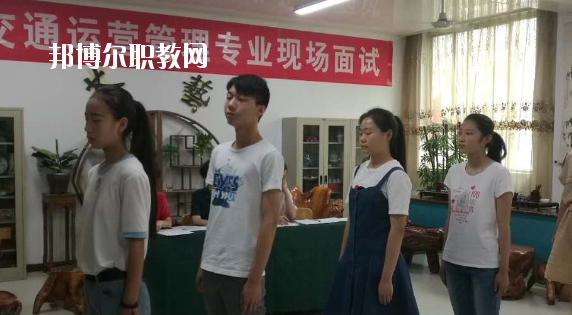 問：蘭州紅古區(qū)職教中心怎么樣、好不好?  答：紅古區(qū)職業(yè)教育中心是一所以培養(yǎng)實用技術(shù)人才為特點的公辦學校，地處蘭州市紅古區(qū)政府所在地海石灣。中心始終堅持以服務(wù)為宗旨，以就業(yè)為導向的辦學方針，面向市場開辦專業(yè)。學校擁有設(shè)施先進、配備精良的汽修、鉗工、電子、鋼琴、舞蹈、美術(shù)、計算機等實訓室。近年來學校教育教學質(zhì)量穩(wěn)步提高,連續(xù)三年獲得蘭州市中職學校教育教學質(zhì)暈優(yōu)秀獎。  蘭州紅古區(qū)職教中心升學 我校分別與蘭州職業(yè)技術(shù)學院、白銀礦治職業(yè)技術(shù)學院、甘肅林業(yè)職業(yè)技術(shù)學院、平?jīng)雎殬I(yè)技術(shù)學院、甘肅畜牧工程職業(yè)技術(shù)學院簽訂了中高職一體化聯(lián)合辦學協(xié)議，學生在校學習兩年，參加高校轉(zhuǎn)段測試，成績合格升入聯(lián)辦高校學習三年，畢業(yè)后發(fā)放國家承認(統(tǒng)招)的畢業(yè)證書。  蘭州紅古區(qū)職教中心設(shè)施 設(shè)有計算機實訓室3個，共計計算機百余臺，開通了校園網(wǎng)、電信光纖接入互聯(lián)網(wǎng)，并建成了獨立域名的校園網(wǎng)站。學習有普通機床車間、數(shù)控實訓室、車工實訓室、電子電工實訓室、家電整機實訓室、器材室，兩個面積130平方米的舞蹈實訓室和兩個美術(shù)創(chuàng)作室。  蘭州紅古區(qū)職教中心拓展閱讀 為了使職業(yè)教育穩(wěn)步發(fā)展，學校實行了“校校合作”、“校企合作”、“工學結(jié)合”的辦學模式，在經(jīng)濟發(fā)達地區(qū)全力打造就業(yè)實習基地，安排畢業(yè)生在上海、南京、安徽、蘇州等地區(qū)就業(yè)。為了培養(yǎng)學生的就業(yè)能力，開展了學生以社會實踐為主，旨在增強學生提前了解企業(yè)生產(chǎn)、管理、工作強度等為內(nèi)容的“工學結(jié)合”活動，收到了良好的效果。“工學結(jié)合”實踐活動解決了困難家庭學生上學難的問題。  在學校的時光是很有限的，你要懂得珍惜。不僅僅在學業(yè)上有所提升，也要不斷的提升個人的魅力，社會是一個需要有能力有遠見人才的體系，如果你有目標和理想，也會更加的有學習的動力，對企業(yè)來說，有主見的人才更受人歡迎。