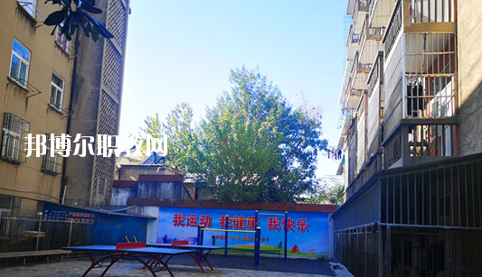 在對這所學(xué)校進(jìn)行判斷以后，才會(huì)知道不同學(xué)校之間所公布的各方面情況都是不同的，而這些信息也是需要學(xué)生自己去進(jìn)行判斷的，當(dāng)然了其中有關(guān)于學(xué)校的住宿環(huán)境也是需要被學(xué)生所了解的，畢竟這是每個(gè)學(xué)生在學(xué)校的住宿情況。  蕪湖職業(yè)技術(shù)學(xué)院附屬中等職業(yè)學(xué)校住宿條件 學(xué)生宿舍實(shí)行四人間公寓化、封閉式管理，并配有校園公共浴室、住宿條件不錯(cuò)，給學(xué)生提供了一個(gè)舒適、安全的學(xué)習(xí)和生活環(huán)境。  蕪湖職業(yè)技術(shù)學(xué)院附屬中等職業(yè)學(xué)校辦學(xué)條件 學(xué)校坐落在美麗的鏡湖公園和九蓮塘公園中間，是市中心唯一的一所公辦職業(yè)學(xué)校，交通便利，環(huán)境優(yōu)美，生活方便。學(xué)校本著對教育教學(xué)質(zhì)量和學(xué)生負(fù)責(zé)的態(tài)度，劃定最低錄取線。住校生宿舍條件優(yōu)越，實(shí)行公寓化、封閉式管理。學(xué)校教學(xué)設(shè)備齊全，多媒體電教室、多功能活動(dòng)廳、計(jì)算機(jī)組裝實(shí)驗(yàn)室、數(shù)字化動(dòng)漫實(shí)驗(yàn)室、語言實(shí)驗(yàn)室、實(shí)訓(xùn)賓館、與學(xué)院聯(lián)網(wǎng)的校園網(wǎng)及學(xué)院擁有的實(shí)驗(yàn)實(shí)訓(xùn)室等，為學(xué)生提升動(dòng)手能力、開拓視野創(chuàng)造了得天獨(dú)厚的條件。  蕪湖職業(yè)技術(shù)學(xué)院附屬中等職業(yè)學(xué)校師資力量 近幾年我校一批優(yōu)秀教師、教壇新星脫穎而出，多人次獲國家、省、市一等獎(jiǎng)項(xiàng)。我?，F(xiàn)有正教授一名，省級特級教師一名(同類學(xué)校唯一)，高中級教師若干。學(xué)校聘請蕪湖職業(yè)技術(shù)學(xué)院專家教授組成教學(xué)督導(dǎo)組實(shí)施教學(xué)督導(dǎo)，對備課、上課等教學(xué)環(huán)節(jié)進(jìn)行全程質(zhì)量評估，以督導(dǎo)促教學(xué)、以督導(dǎo)促創(chuàng)新、以督導(dǎo)促規(guī)范，使學(xué)生學(xué)有所成。我校教學(xué)計(jì)劃和課程設(shè)置是由學(xué)院、附校、用人單位、專業(yè)領(lǐng)域?qū)＜宜姆絽⑴c研發(fā)。已形成：頂層設(shè)計(jì)、分層教學(xué)、工學(xué)結(jié)合、系統(tǒng)培養(yǎng)的獨(dú)特教學(xué)模式。嚴(yán)把教學(xué)標(biāo)準(zhǔn)和畢業(yè)生質(zhì)量標(biāo)準(zhǔn)兩個(gè)關(guān)口。  以上所介紹的信息便是有關(guān)于蕪湖職業(yè)技術(shù)學(xué)院附屬中等職業(yè)學(xué)校的住宿情況，就可以知道其實(shí)這所學(xué)校對于學(xué)生的基本需求是可以滿足的，但是學(xué)生想要選擇其他方面的住宿情況話，就需要學(xué)生提前去對每所學(xué)校的住宿情況進(jìn)行了解。