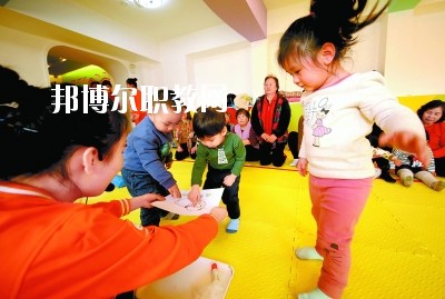 隨著二胎政策的放寬，我國(guó)新生兒的數(shù)量明顯增多，這也說(shuō)明，在未來(lái)的很長(zhǎng)一段時(shí)間里，幼師都是一個(gè)非常受歡迎的行業(yè)，而四川是座發(fā)展迅速，有深厚文化底蘊(yùn)的城市，自然是受到很多同學(xué)喜愛(ài)，近日，就會(huì)問(wèn)小編關(guān)于四川讀幼師學(xué)校好不好?那接下來(lái)，小編就給大家介紹一下四川幼師學(xué)校，如果你有更多疑問(wèn)，歡迎點(diǎn)擊右側(cè)的咨詢(xún)欄與我們交流。  四川讀幼師的就業(yè)前景 就業(yè)容易，畢業(yè)學(xué)生不愁“嫁”盡管當(dāng)前就業(yè)形勢(shì)嚴(yán)峻，各地大學(xué)生就業(yè)難度大，但許多城市的學(xué)前教育專(zhuān)業(yè)畢業(yè)生并未受影響，反而逆勢(shì)上漲，待遇也比往年有所提高。近年來(lái)，由于幼兒園發(fā)展的需要，很多單位幼兒教師奇缺，連男老師也變得搶手起來(lái)。學(xué)前、初教專(zhuān)業(yè)畢業(yè)生不愁“嫁”，甚至有很多幼教機(jī)構(gòu)到學(xué)校預(yù)約、搶簽畢業(yè)生，幼教人才受歡迎程度可見(jiàn)一斑。  四川讀幼師的優(yōu)勢(shì) 幼教項(xiàng)目的穩(wěn)定性強(qiáng)，不受市場(chǎng)沖擊，打造終身產(chǎn)業(yè)?，F(xiàn)階段，無(wú)論是從國(guó)家教育改革發(fā)展的全局出發(fā)，還是從目前有關(guān)民辦學(xué)前教育的法律法規(guī)政策等方面來(lái)看，民辦學(xué)前教育發(fā)展?jié)摿Χ际志薮?。其次，成就子女未?lái)。選擇了幼教工作，可以讓我們更懂得如何教育子女，對(duì)自己未來(lái)孩子接收良好的家庭教育有著十分重要的促進(jìn)作用。女性投身幼教行業(yè)后，長(zhǎng)期接受最先進(jìn)的幼教理念和適合中國(guó)幼兒的各類(lèi)課程，繼而在對(duì)自己子女的教育觀念和方法上也會(huì)更科學(xué)，為孩子今后的發(fā)展奠定更好的基礎(chǔ)。  德陽(yáng)科貿(mào)職業(yè)學(xué)院幼師升學(xué)班學(xué)前教育專(zhuān)業(yè)介紹 本專(zhuān)業(yè)順應(yīng)國(guó)家“幼有所育”學(xué)前教育決策和學(xué)前教育專(zhuān)業(yè)人才極度短缺的社會(huì)需求而設(shè)，是一個(gè)綜合性較強(qiáng)的專(zhuān)業(yè)，涵蓋0-6歲兒童的教育，作為人生起點(diǎn)教育的學(xué)前教育專(zhuān)業(yè)對(duì)人的一生的發(fā)展和教育起著重要的奠基作用。本專(zhuān)業(yè)緊密對(duì)接各級(jí)各類(lèi)幼兒園和早期教育機(jī)構(gòu)等實(shí)施合作辦學(xué)、合作育人，強(qiáng)化“四能”特長(zhǎng)(彈唱、舞蹈、美術(shù)、游戲)、“五會(huì)”素養(yǎng)(保育、保健、教育、溝通、管理)，致力于培養(yǎng)新時(shí)代“有愛(ài)心、有耐心、有恒心、有責(zé)任心”的學(xué)前教育人才。  培養(yǎng)目標(biāo)：本專(zhuān)業(yè)培養(yǎng)以立德樹(shù)人為己任，具有良好的職業(yè)道德、專(zhuān)業(yè)素養(yǎng)、協(xié)作精神、溝通能力和創(chuàng)新意識(shí)，擁有先進(jìn)的幼兒教育理念，具有較扎實(shí)的學(xué)前教育的專(zhuān)業(yè)知識(shí)與專(zhuān)業(yè)技能，具備較強(qiáng)的幼兒保教能力，從事幼兒園教育教學(xué)、保育保健工作的高素質(zhì)應(yīng)用型人才。  核心課程：學(xué)前教育學(xué)、學(xué)前兒童心理學(xué)、幼兒游戲理論與實(shí)踐、幼兒行為觀察、幼兒園五大領(lǐng)域教育、學(xué)前衛(wèi)生學(xué)、聲樂(lè)、鋼琴、舞蹈、美術(shù)、幼兒歌曲彈唱、幼兒舞蹈創(chuàng)編、幼兒園班級(jí)管理、幼兒手工、家庭教育等。  職業(yè)前景：習(xí)近平總書(shū)記在“黨的十九大”上指出：“增進(jìn)民生福祉是發(fā)展的根本目的。必須多謀民生之利、多解民生之憂(yōu)，在發(fā)展中補(bǔ)齊民生短板、促進(jìn)社會(huì)公平正義，在幼有所育、學(xué)有所教上不斷取得新進(jìn)展。”  2019年教育部《2018年全國(guó)教育事業(yè)發(fā)展統(tǒng)計(jì)公報(bào)》顯示，2018年全國(guó)共有幼兒園26.67萬(wàn)所，比上年增加1.17萬(wàn)所，增長(zhǎng)4.60%; 在園幼兒4656.42萬(wàn)人，比上年增加56.28萬(wàn)人;學(xué)前教育毛入園率達(dá)到81.7%，比上年提高2.1%，且0-6歲兒童超過(guò)1億，幼兒園專(zhuān)任教師258.14萬(wàn)人。按照國(guó)家對(duì)學(xué)前教育師幼比(1:5)的規(guī)定，幼兒園專(zhuān)任教師的缺口高達(dá)673萬(wàn)多。學(xué)前教育專(zhuān)業(yè)人才就業(yè)前景非常廣闊。  就業(yè)崗位：幼兒園教師、幼兒保育員、幼兒保健教師、早期教育教師。  獲取資格證書(shū)：幼兒園教師資格證、普通話(huà)水平證書(shū)(二甲及以上)  專(zhuān)業(yè)實(shí)訓(xùn)室：幼兒保育實(shí)訓(xùn)室、幼兒衛(wèi)生保健實(shí)訓(xùn)室、仿真幼兒園、幼兒手工制作實(shí)訓(xùn)室、幼兒美術(shù)實(shí)訓(xùn)室、聲樂(lè)實(shí)訓(xùn)室、形體舞蹈實(shí)訓(xùn)室、鋼琴實(shí)訓(xùn)室、游戲與感統(tǒng)實(shí)訓(xùn)室、繪本實(shí)訓(xùn)室、蒙臺(tái)梭利教育實(shí)訓(xùn)室、奧爾夫音樂(lè)實(shí)訓(xùn)室等。  專(zhuān)業(yè)實(shí)踐基地：廣漢市第三幼兒園、廣漢市雒城鎮(zhèn)第四幼兒園、廣漢市西外中心幼兒園、德陽(yáng)市旌南幼兒園、德陽(yáng)市黃河?xùn)|路幼兒園、四川師范大學(xué)實(shí)驗(yàn)幼兒園、四川師范大學(xué)附屬啟夏幼兒園、成都市武侯區(qū)福錦幼兒園、崇州市虹橋歡樂(lè)谷幼兒園、岳池知恩行幼兒園、西充縣青葵幼兒園等。  上面關(guān)于四川讀幼師學(xué)校好不好?小編介紹了，小編覺(jué)得不管是讀什么學(xué)校都是要從多方面來(lái)考慮的，要看行業(yè)的發(fā)展前景怎么樣，還要看這個(gè)專(zhuān)業(yè)到底適不適合自己，就好像幼師學(xué)校，一定要學(xué)好小孩子才可以去讀，因?yàn)檫@個(gè)專(zhuān)業(yè)將來(lái)出來(lái)不管做什么工作，都是要和小朋友待在一起的。如有更多問(wèn)題，歡迎咨詢(xún)邦博爾網(wǎng)。
