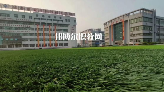 問：珠海索卡科技技工學(xué)校怎么樣、好不好?  答:珠海市索卡科技技工學(xué)校是經(jīng)珠海市人力資源和社會(huì)保障局批準(zhǔn)成立，廣東索卡集團(tuán)有限公司創(chuàng)辦的以培養(yǎng)中級(jí)技術(shù)人才為主的全日制中等技工學(xué)校。學(xué)校位于粵港澳大灣區(qū)的珠海市后花園高欄港經(jīng)濟(jì)區(qū)平沙鎮(zhèn)，是2020年珠海市西部地區(qū)僅有的一所中等職業(yè)學(xué)校。學(xué)校被列為廣東省足球協(xié)會(huì)(珠海)培訓(xùn)實(shí)驗(yàn)基地、珠海市新型技能人才培訓(xùn)基地，珠海市國防與公共安全體驗(yàn)基地。  珠海索卡科技技工學(xué)校就業(yè) 學(xué)校堅(jiān)持校企合作的辦學(xué)思路，采取訂單式的人才培養(yǎng)模式，與省市足協(xié)和部分省內(nèi)外高等院校、眾多優(yōu)質(zhì)企業(yè)建立了校企合作關(guān)系，學(xué)生就業(yè)率保持在100%。索卡集團(tuán)以“體育+旅游”產(chǎn)業(yè)開發(fā)為核心，多元化經(jīng)營(yíng)，業(yè)務(wù)覆蓋體育、游艇、教育、酒店、醫(yī)療、康復(fù)康養(yǎng)、產(chǎn)業(yè)科研、商業(yè)運(yùn)營(yíng)、資本投資等領(lǐng)域，2019年正在珠海市平沙鎮(zhèn)投資建設(shè)“索卡國際足球小鎮(zhèn)”項(xiàng)目，計(jì)劃總投資60億元人民幣。  珠海索卡科技技工學(xué)校 學(xué)校規(guī)劃占地面積205畝，現(xiàn)有建筑面積約3萬平方米，環(huán)境優(yōu)美，交通便利，教學(xué)生活設(shè)施齊全，是一所獨(dú)具特色的技工學(xué)校。學(xué)校建有標(biāo)準(zhǔn)足球場(chǎng)、籃球場(chǎng)、排球場(chǎng)、羽毛球場(chǎng)、乒乓球場(chǎng)等活動(dòng)場(chǎng)所。有教學(xué)樓、實(shí)訓(xùn)樓、學(xué)生公寓樓、學(xué)術(shù)報(bào)告廳、學(xué)生社團(tuán)活動(dòng)中心等教育教學(xué)生活場(chǎng)所。  珠海索卡科技技工學(xué)校管理 學(xué)校管理科學(xué)規(guī)范，采取全封閉軍事化管理模式。學(xué)校有一支既能從事理論教學(xué)，又能指導(dǎo)實(shí)訓(xùn)的“雙師型”隊(duì)伍。學(xué)校堅(jiān)持“以就業(yè)為導(dǎo)向、以服務(wù)為宗旨、以質(zhì)量求生存、以管理樹形象、以特色謀發(fā)展，達(dá)到學(xué)生、家長(zhǎng)、用人單位滿意”的辦學(xué)理念，根據(jù)市場(chǎng)需求，對(duì)接企業(yè)建專業(yè)，對(duì)接崗位設(shè)課程，根據(jù)興趣選專業(yè)，與就業(yè)市場(chǎng)緊密對(duì)接。  我們的起點(diǎn)可能很低，但我們要有扭轉(zhuǎn)局面的能力，努力把自己的成績(jī)提升上去，很多的學(xué)校都是看重統(tǒng)招的分?jǐn)?shù)線的，只有把自己的學(xué)習(xí)提升上了了，你在考試中才能夠游刃有余，一次考試定乾坤，最后選擇有優(yōu)勢(shì)的學(xué)校。