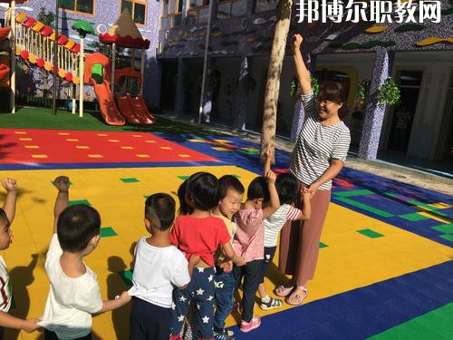隨著我國人口基數(shù)的大幅上漲，我國幼兒園的數(shù)量呈現(xiàn)逐年遞增的趨勢，但符合現(xiàn)在教育標準的專業(yè)性幼兒教師卻少之又少，所以說幼兒教師行業(yè)是現(xiàn)目前非常有發(fā)展前途的行業(yè)之一。近日就有不少同學咨詢小編關于成都女生讀幼師學校學什么專業(yè)好?女生若是想學幼師類專業(yè)，可以選擇的專業(yè)方向是很多的，在這里就給大家介紹一下。  學前教育專業(yè)就業(yè)前景 在早期教育方面，0-3歲是人的一生中發(fā)展最重要的時期。一個人的學習能力的50%是在生命的頭4年中發(fā)展起來的，初生嬰兒的腦發(fā)育比15歲孩子快1000倍。很多思想和智力是在3歲前打下基礎的。0-3歲是嬰幼兒成長的關鍵期：最初的身體素質、智力發(fā)展、個性品質的形成于發(fā)展都是從這里開始的。越來越多的家長開始接受并重視早期教育，早期教育在我國經(jīng)過10余年的發(fā)展已經(jīng)形成相當?shù)囊?guī)模，不僅是大城市，就算是三、四線城市也隨處可見大大小小的“親子園”“親子中心”“早教中心”等早教機構，但專業(yè)的早期教育師資嚴重不足。  學前教育專業(yè)就業(yè)崗位 1、教師或兒童顧問;  2、兒童發(fā)展評估和指導人員、兒童教育和衛(wèi)生發(fā)展政策制定者、兒童教育咨詢專家——在有關政府機關、各大醫(yī)院的兒科門診工作;  3、兒童專欄節(jié)目采編人員——在報社、雜志社、電臺電視臺等媒體工作;  4、各類兒童用品開發(fā)的專業(yè)顧問或市場調查和分析專業(yè)人士等。  幼師專業(yè)介紹 培養(yǎng)目標：本專業(yè)培養(yǎng)熱愛幼兒教育事業(yè)，能適應幼兒教育改革與發(fā)展的需要，關愛幼兒，有良好的師德、寬厚的科學文化知識和扎實的學前教育專業(yè)理論，具有過硬的專業(yè)技能、教育能力及教育研究的意識和能力，綜合素質高，能在托幼機構從事0-6歲保教、管理工作的幼兒教師。  核心課程：舞蹈，視唱，琴法，樂理，聲樂，美術，鍵盤和聲與伴奏，幼兒歌曲伴奏，玩教具制作，教師口語，教師禮儀，幼兒游戲與主持，幼兒教育學，兒童文學，幼兒衛(wèi)生與保健，幼兒心里學，幼師英語，珠心算等。  女生讀學前教育怎么樣 學前教育前景不錯，對女孩來說尤其是不錯的選擇。特別是有品牌的幼兒園，十分吃香。  隨著我國幼教事業(yè)的迅速發(fā)展，對于幼兒教師和管理人員的需求驟增，幼師專業(yè)的畢業(yè)生供不應求。盡管今年來全國各地一些院校增建了學前教育專業(yè)來培養(yǎng)幼兒教師，仍然不能滿足整個社會的需求。  國家中長期教育改革和發(fā)展規(guī)劃綱要(2010-2020年)中指出，到2020年，普及學前一年教育，基本普及學前兩年教育，重視0至3歲嬰幼兒教育。大力發(fā)展公辦幼兒園，積極扶持民辦幼兒園。嚴格執(zhí)行幼兒教師資格標準，依法落實幼兒教師地位和待遇。  上面關于成都女生讀幼師學校學什么專業(yè)好，小編給大家介紹了。幼教專業(yè)現(xiàn)在已經(jīng)成為了當代女生選擇的熱門的教育行業(yè)之一。因為幼師是孩子成長關鍵的存在，越來越多的孩子需要受到教育，幼兒教師在今后的道路是很寬廣的。對于女生來說，幼師專業(yè)還是不錯的，因為將來從事工作上會有許多優(yōu)勢，比較好就業(yè)。