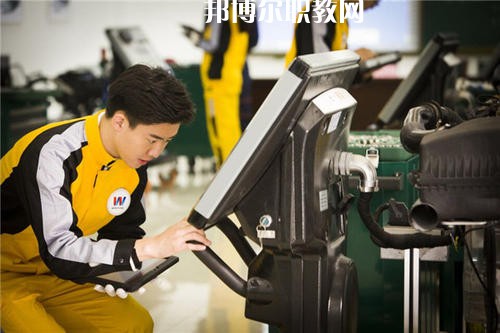 如今，汽修行業(yè)成為了當(dāng)下最熱門的行業(yè)，這已經(jīng)是一個不爭的事實了，很多汽修企業(yè)都需要經(jīng)驗豐富的優(yōu)秀人才，汽修人才缺口很大，這使很多學(xué)生都想報考汽修學(xué)校，近日就有同學(xué)咨詢小編關(guān)于成都設(shè)有汽修學(xué)校的公辦大專學(xué)校?成都有很多公辦大專學(xué)校都開設(shè)了汽修類相關(guān)專業(yè)，在這里小編就給大家簡單介紹一下。  成都紡織高等?？茖W(xué)校辦學(xué)性質(zhì)：公辦大學(xué)  成都紡織高等?？茖W(xué)校簡介 成都紡織高等專科學(xué)校是四川省政府舉辦的全日制普通高等學(xué)校，直屬四川省教育廳，是中國西南地區(qū)唯一獨立建制的紡織類高等學(xué)校，國家骨干高等職業(yè)院校建設(shè)單位、四川省首批示范性高等職業(yè)院校建設(shè)單位。  學(xué)校地處四川省成都市犀浦鎮(zhèn)，校園面積616畝，原成都市世界樂園已改建成為學(xué)校北苑校區(qū)。學(xué)校環(huán)境優(yōu)美，交通便利，設(shè)施優(yōu)良，成灌高鐵、成都地鐵2號線可達學(xué)校。  成都紡織高等?？茖W(xué)校歷史沿革 學(xué)校前身為創(chuàng)立于1939年的國立中央技藝專科學(xué)校，秉承“服務(wù)紡織、服務(wù)社會、服務(wù)學(xué)生、服務(wù)人民”的辦學(xué)理念和培養(yǎng)具有“工程師之素養(yǎng)、技工之身手”的育人傳統(tǒng)，艱苦奮斗，薪火相傳，形成了“敬業(yè)奉獻、民主和諧、自強不息、追求卓越”的學(xué)校精神、“德修于正、學(xué)究于行”的校訓(xùn)、“團結(jié)、勤奮、求實、創(chuàng)新”的校風(fēng)、“范、勤、嚴(yán)、愛”的教風(fēng)、“好學(xué)、善問、勤思、篤行”的學(xué)風(fēng)。  改革開放以來，學(xué)校緊緊抓住我國經(jīng)濟社會和高等教育快速發(fā)展的歷史機遇，深化改革、銳意進取、科學(xué)發(fā)展，辦學(xué)條件不斷改善，辦學(xué)水平顯著提高，為區(qū)域經(jīng)濟社會發(fā)展和我國紡織產(chǎn)業(yè)的發(fā)展做出了應(yīng)有貢獻。  成都紡織高等?？茖W(xué)校汽車檢測與維修技術(shù)專業(yè) 培養(yǎng)目標(biāo)：本專業(yè)培養(yǎng)適應(yīng)社會主義市場經(jīng)濟發(fā)展需要的、具有良好專業(yè)素質(zhì)和職業(yè)技能的從事汽車檢測、維修及相關(guān)工作的高素質(zhì)、高技能工程應(yīng)用型人才。  主要課程：工程制圖、機械基礎(chǔ)、液壓氣動技術(shù)、發(fā)動機與汽車?yán)碚?、電工與電子技術(shù)基礎(chǔ)、汽車發(fā)動機構(gòu)造與維修、汽車底盤構(gòu)造與維修、汽車故障診斷與維修、汽車電氣設(shè)備構(gòu)造與維修、汽車專項高級技能與訓(xùn)練。  專業(yè)師資：教授2人、副教授5人、講師10人、工程師3人、技師3人。  教學(xué)成果：參加四川省汽車維修與故障診斷技能大賽二等獎;發(fā)表科研論文12篇。  就業(yè)情況：畢業(yè)生主要面向汽車維修及其它汽車服務(wù)業(yè)從事汽車檢測、維修及相關(guān)技術(shù)服務(wù)工作。  就業(yè)率近5年保持在95%以上，畢業(yè)后半年平均收入3094元/月、專業(yè)相關(guān)度71%。  上面關(guān)于成都設(shè)有汽修學(xué)校的公辦大專學(xué)校，小編簡單的介紹了，公辦學(xué)校的優(yōu)勢在于，在收費和政府支持上有一定的優(yōu)勢，無論你上的是公辦學(xué)校還是民辦學(xué)校，同學(xué)們都要記住，重要的不是你上的是什么學(xué)校，而是你真正能在學(xué)校學(xué)到些什么東西，這才是最重要的事情。