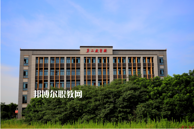 重慶工貿(mào)高級技工學(xué)校2022年報名條件、招生要求、招生對象