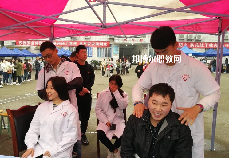 四川內(nèi)江醫(yī)科學(xué)校2022年報(bào)名條件、招生要求、招生對象