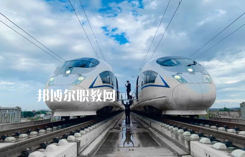 蘭州2022年軌道交通學(xué)校中專升大?？际裁? width=